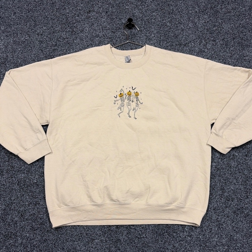 Gildan Sweatshirt Mens XL Tan Pumpkin Skeleton Embroidered Halloween Crewneck